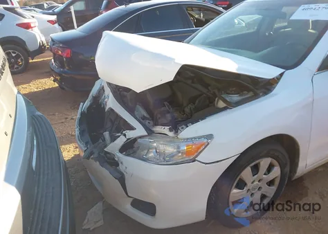 2011 Toyota Camry z USA, uszkodzony, nr VIN 4T1BF3EK0BU581297